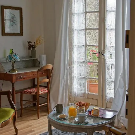 Maison Rives - Village Du Livre De Oda ve Kahvaltı