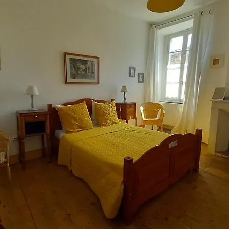 Maison Rives - Village Du Livre De Oda ve Kahvaltı *