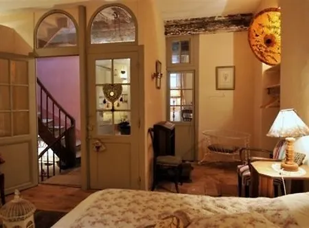 Maison Rives - Village Du Livre De Oda ve Kahvaltı *